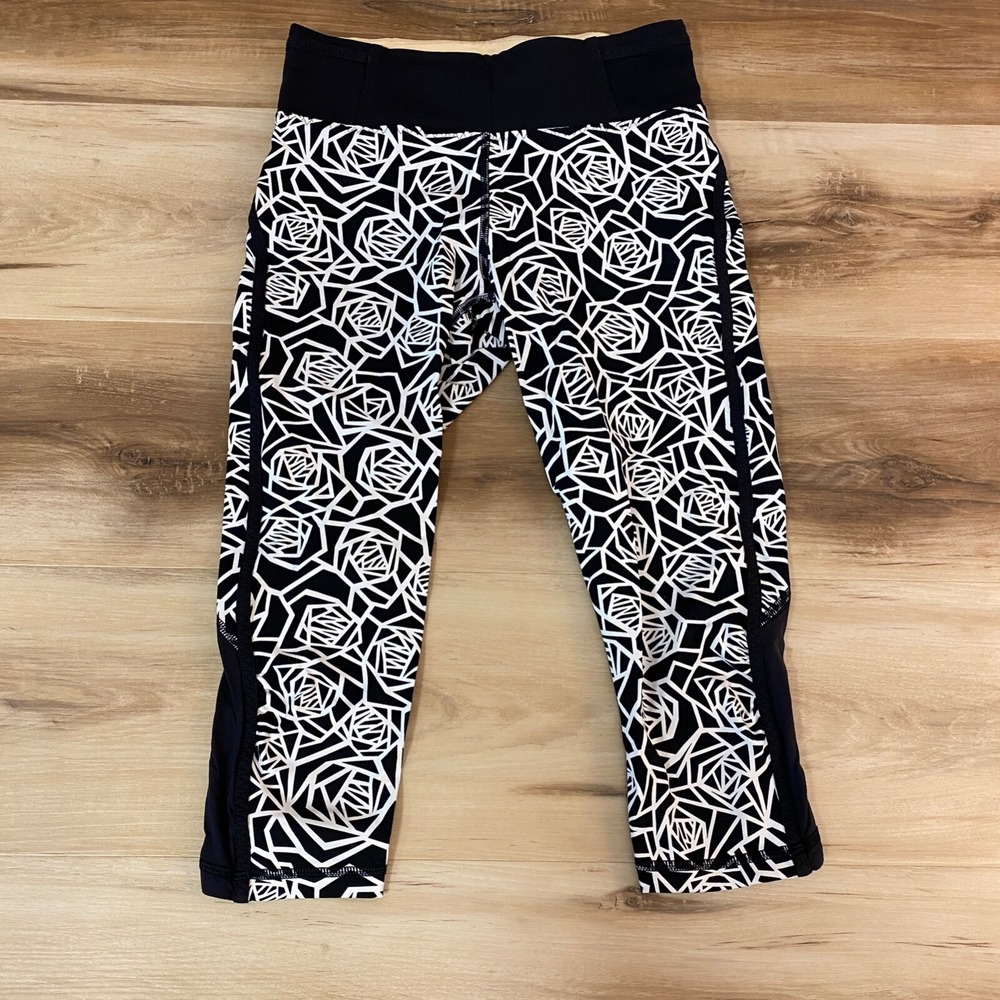 Lululemon Crop Leggings 4 Geometric Rose Yoga Pants Black White Capri